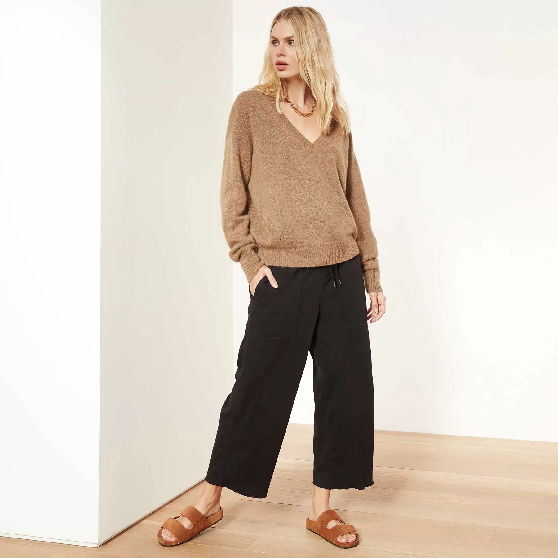 Lightweight Cashmere V Neck Sweater - Walnut